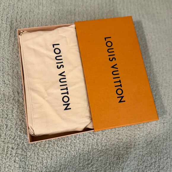 LOUIS VUITTON - Picture 3 of 5